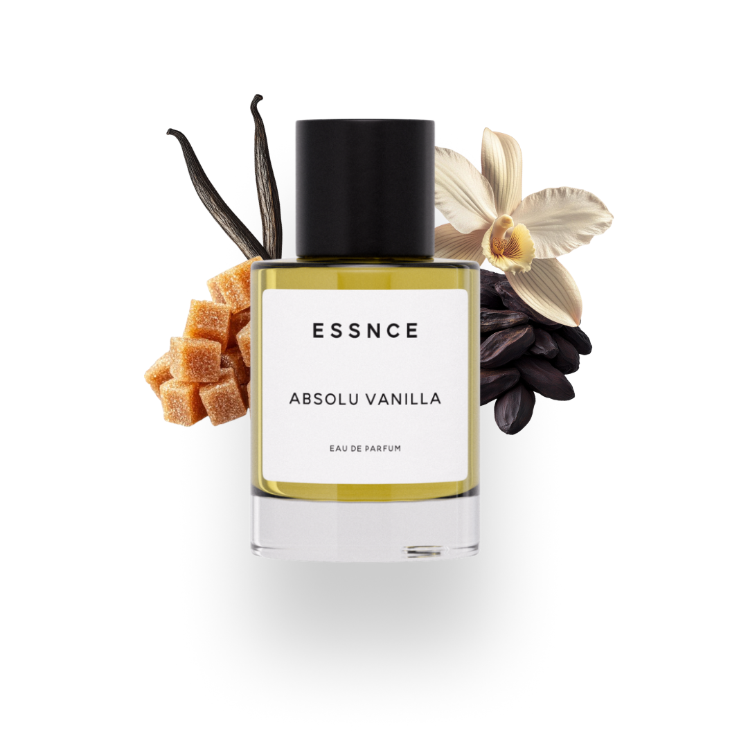 En flaska ESSNCE Absolu Vanilla Eau de Parfum visas tillsammans med ingredienser i bakgrunden, inklusive vaniljstänger, vaniljblommor, tonkabönor och sockerbitar. Flaskan innehåller en gul vätska och har en svart kork.