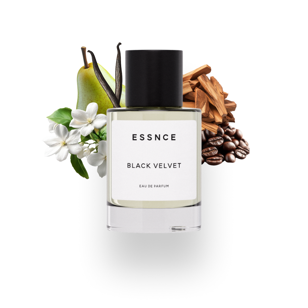 En flaska ESSNCE Black Velvet Eau de Parfum visas med en svart kork och en vit etikett. Bakom flaskan finns ingredienser som päron, vanilj, sandelträ, jasmin och kaffebönor.