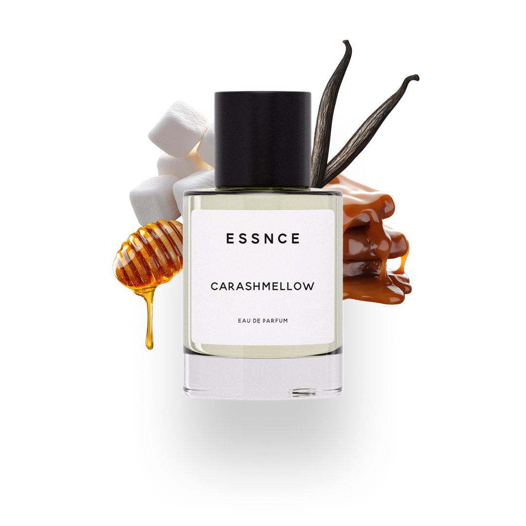 En flaska ESSNCE Carashmellow Eau de Parfum visas med en svart kork och en vit etikett. Bakom flaskan finns ingredienser som karameller, vanilj, honung och marshmallows.