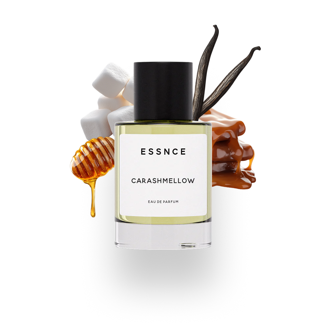 En flaska ESSNCE Carashmellow Eau de Parfum visas med en svart kork och en vit etikett. Bakom flaskan finns ingredienser som karameller, vanilj, honung och marshmallows.