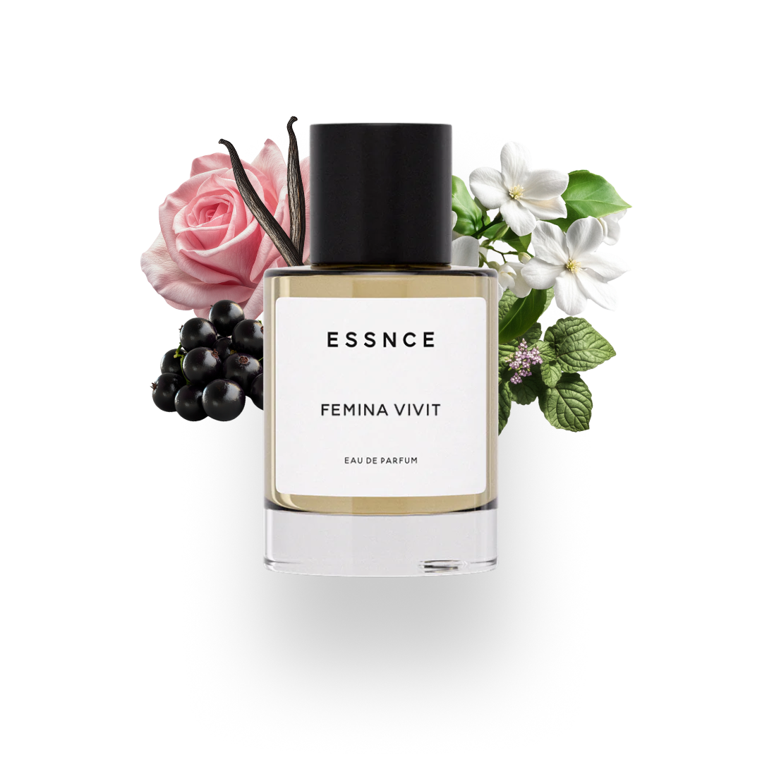 En flaska ESSNCE Femina Vivit Eau de Parfum visas med en svart kork och en vit etikett. Bakom flaskan finns ingredienser som ros, jasmin, svarta vinbär, vanilj och patchouli.