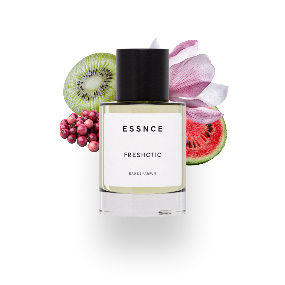 En flaska ESSNCE Freshotic Eau de Parfum visas med en svart kork och en vit etikett. Bakom flaskan finns ingredienser som kiwi, rosépeppar, vattenmelon och cyklamen.