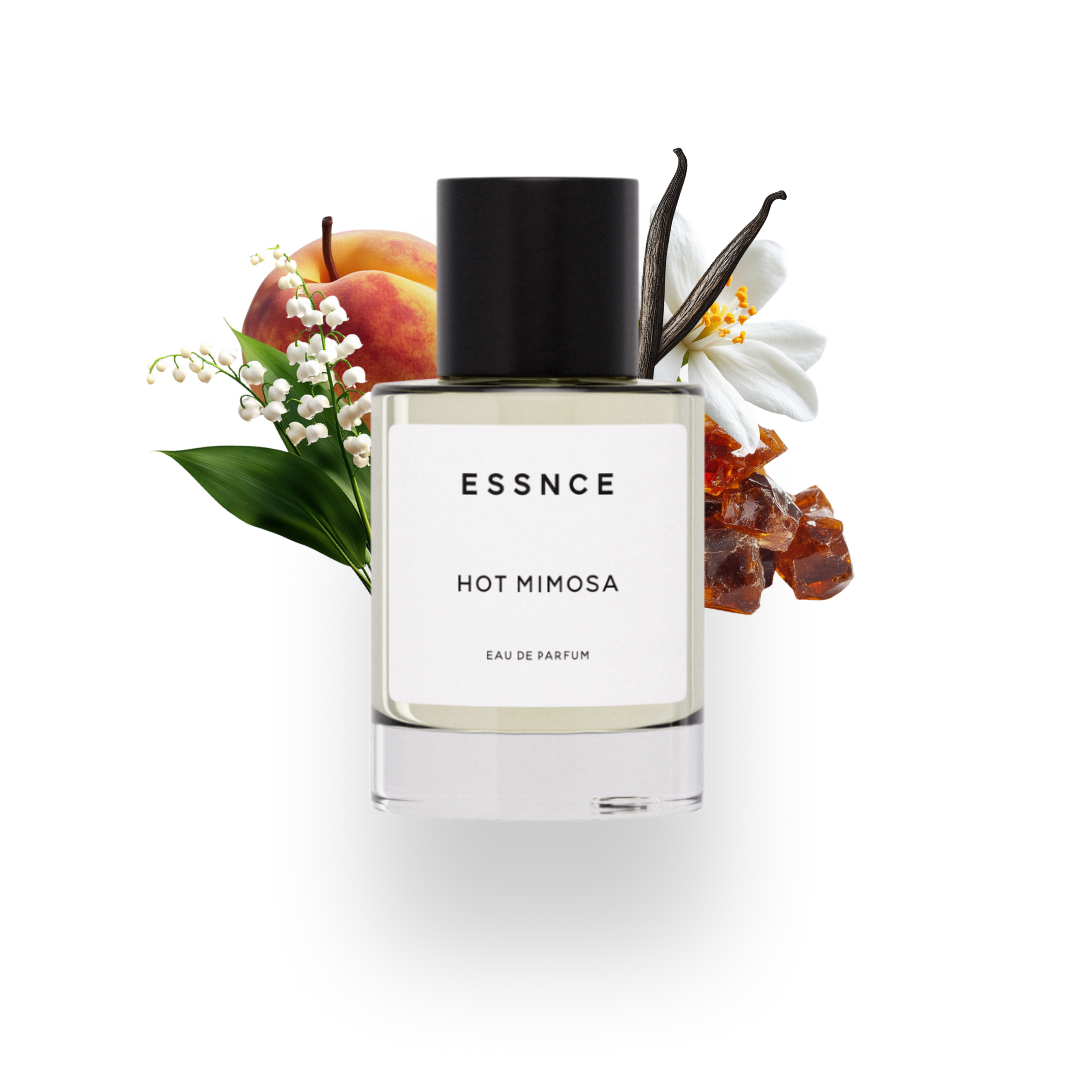 En flaska ESSNCE Hot Mimosa Eau de Parfum visas med en svart kork och en vit etikett. Bakom flaskan finns ingredienser som persika, apelsinblomma, amber, vanilj och liljekonvalj.