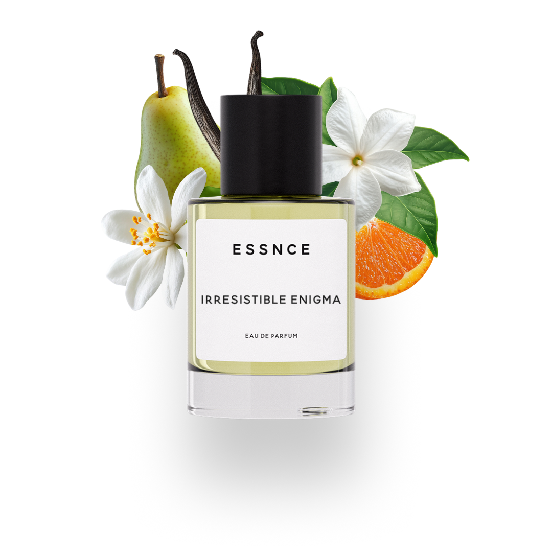 En flaska ESSNCE Intense desire Eau de Parfum visas med en svart kork och en vit etikett. Bakom flaskan finns ingredienser som päron, apelsinblomma, sambac jasmine, apelsin och vanilj.