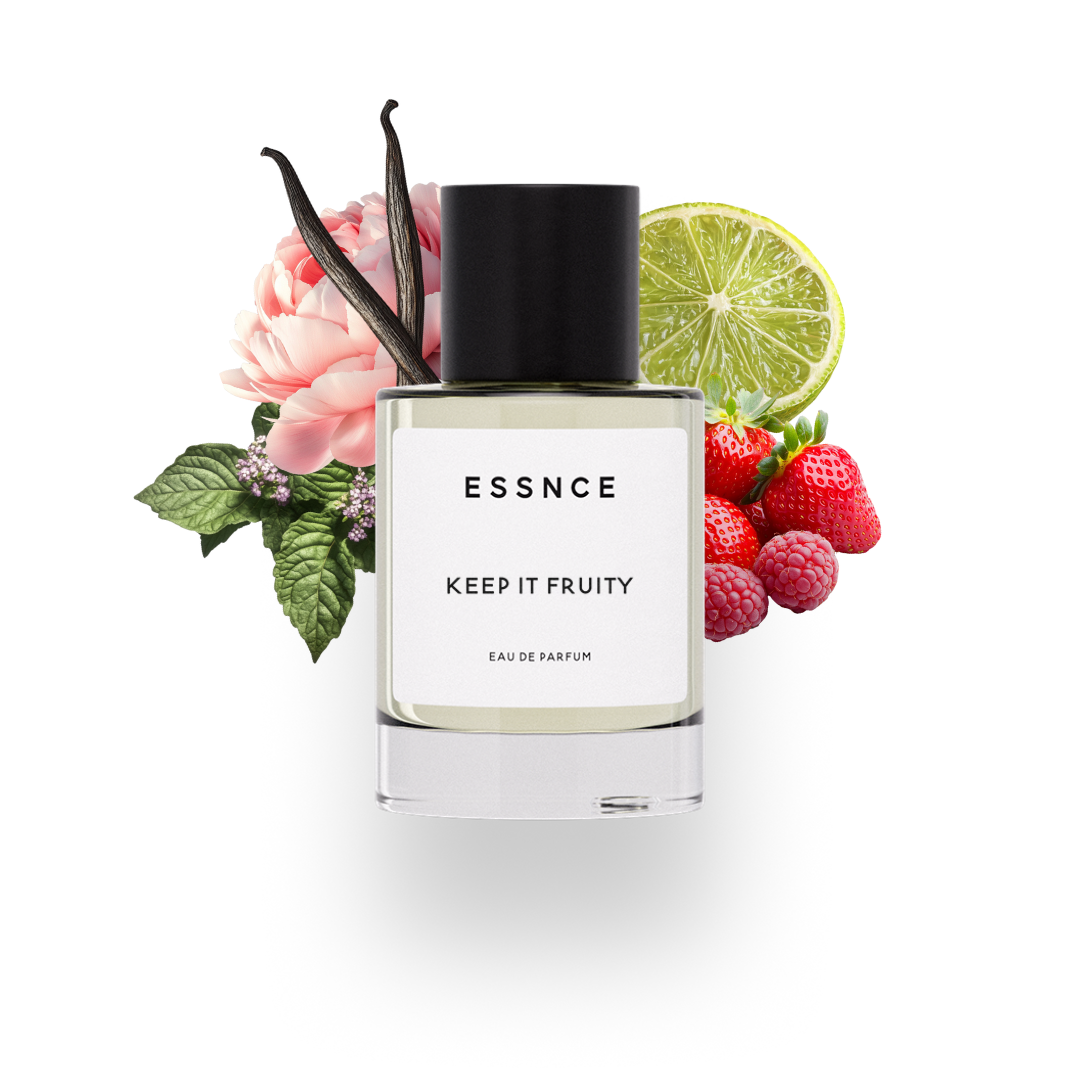 En flaska ESSNCE Keep it fruity Eau de Parfum visas med en svart kork och en vit etikett. Bakom flaskan finns ingredienser som pion, bergamott, patchouli, vanilj och röda bär.