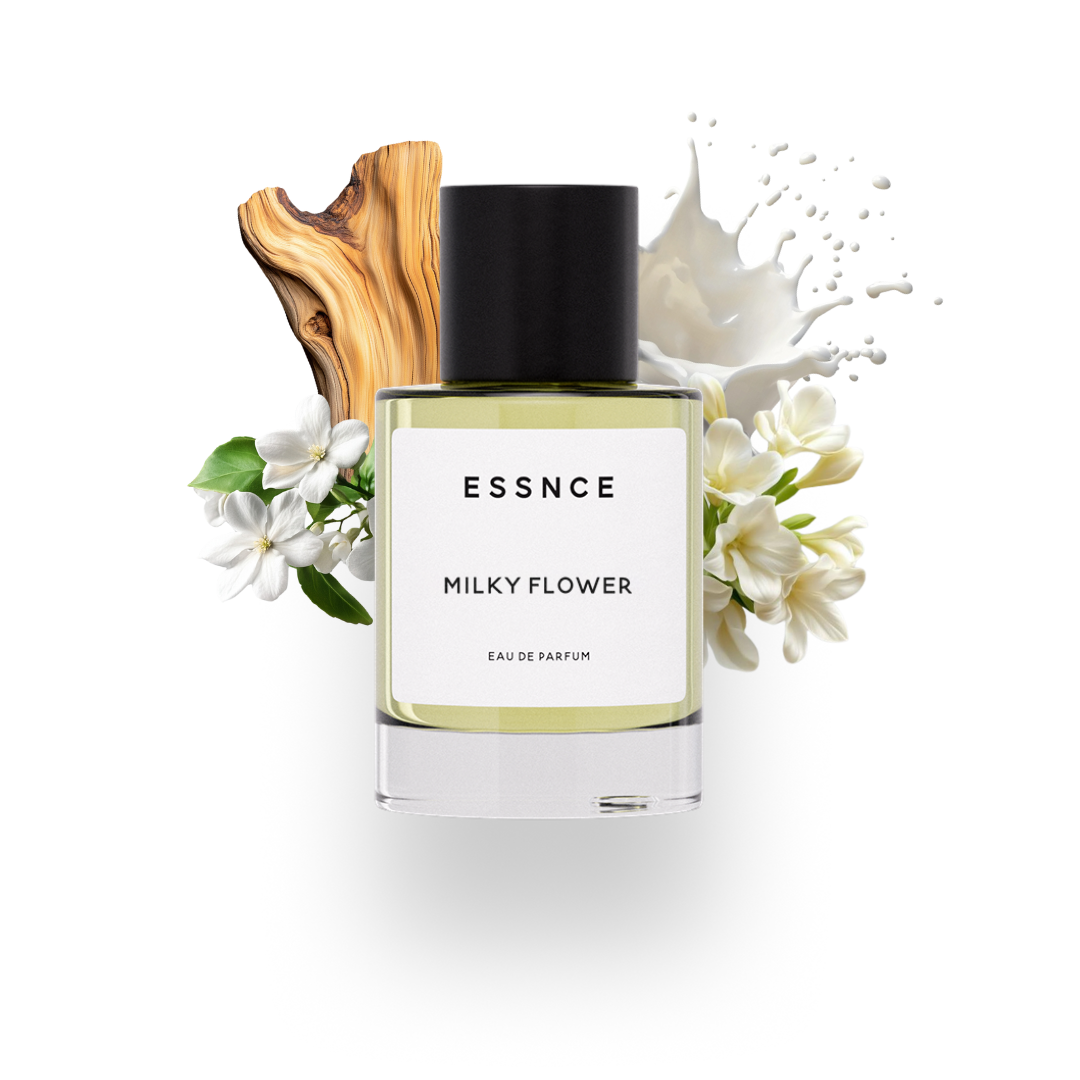 En flaska ESSNCE Milky flower Eau de Parfum visas med en svart kork och en vit etikett. Bakom flaskan finns ingredienser som jasmin, tuberose, vitt cederträ och mjölk.