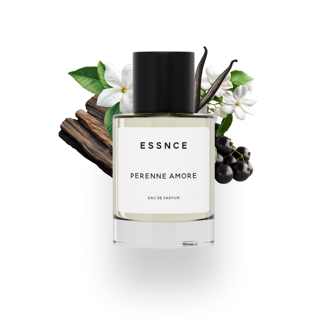 En flaska ESSNCE Perenne Amore Eau de Parfum visas med en svart kork och en vit etikett. Bakom flaskan finns ingredienser som sambac jasmin, jasmin, svarta vinbär, vanilj och guaiac trä.