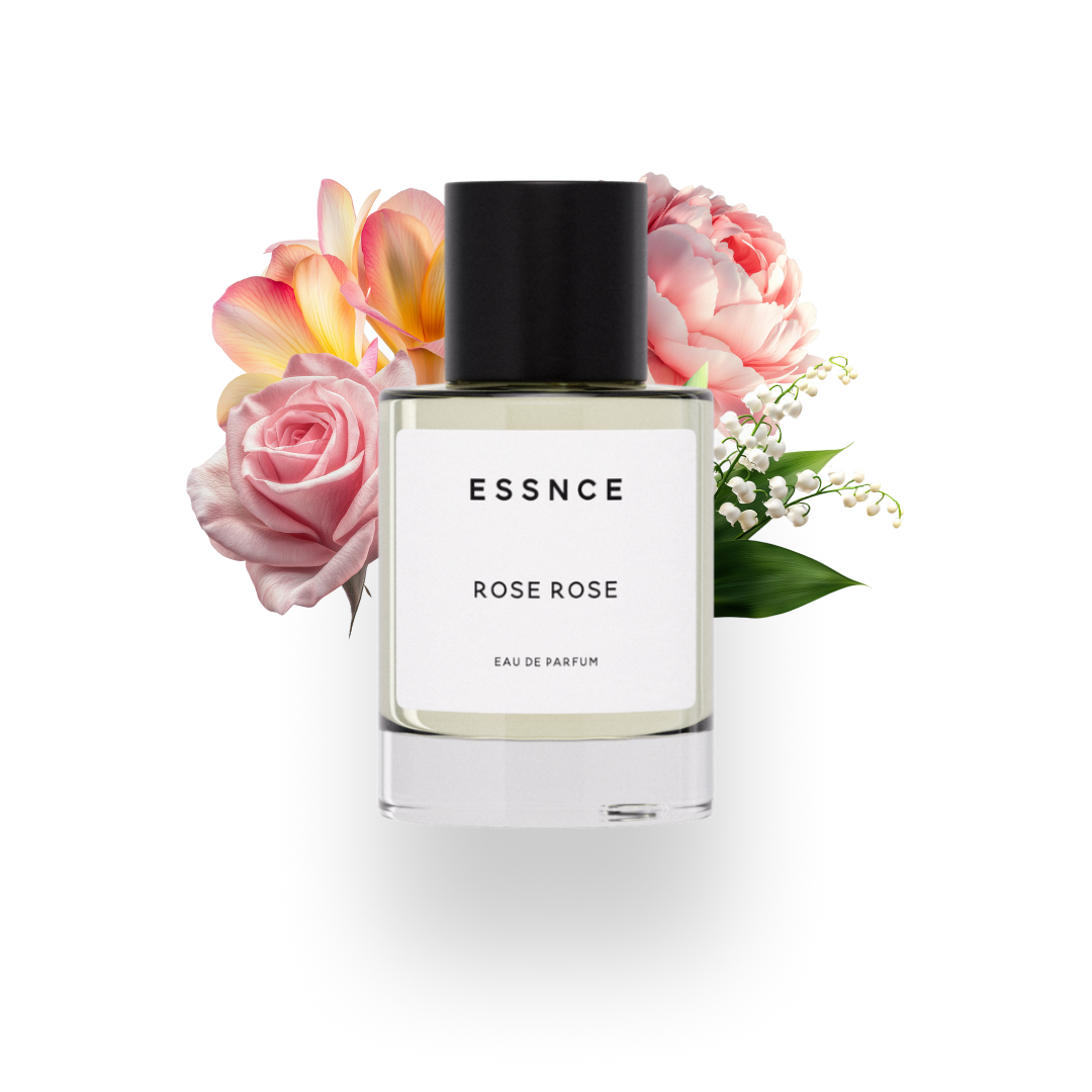 En flaska ESSNCE Rose Rose Eau de Parfum visas med en svart kork och en vit etikett. Bakom flaskan finns ingredienser som ros, liljekonvalj, pion och fresia.