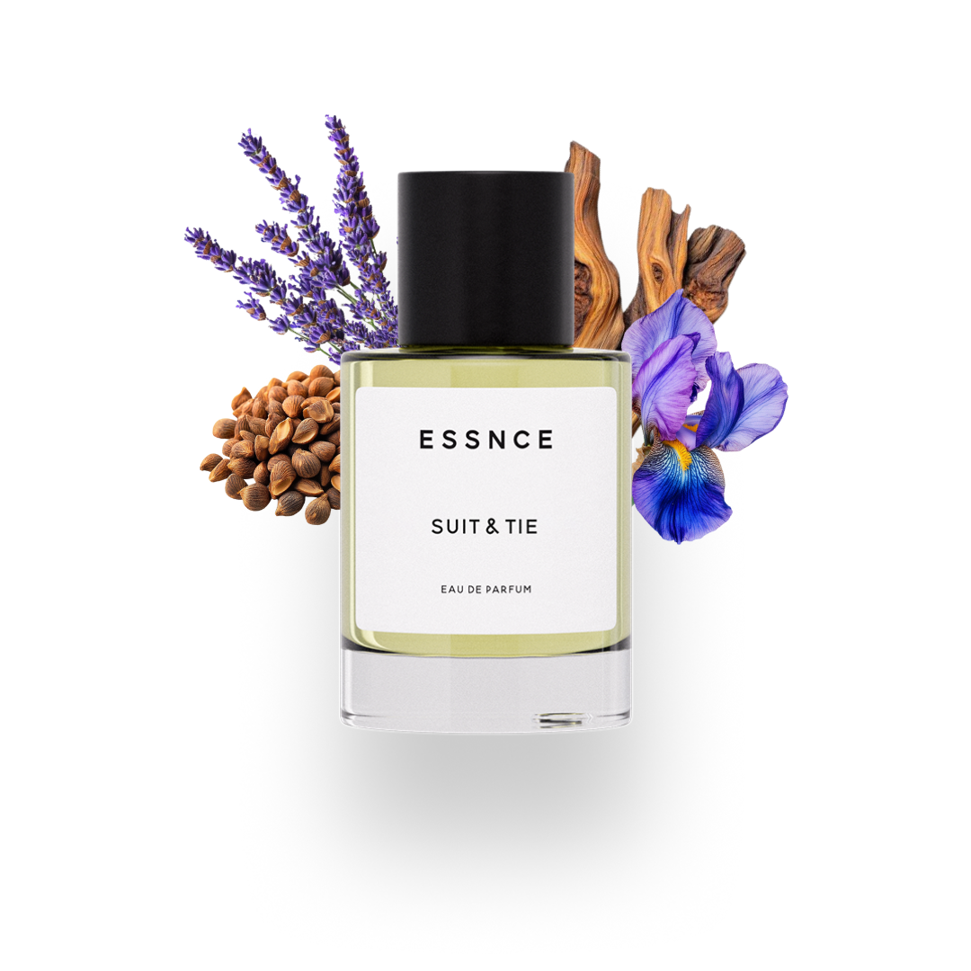 En flaska ESSNCE Suit & Tie Eau de Parfum visas med en svart kork och en vit etikett. Bakom flaskan finns ingredienser som lavendel, cederträ, ambrette, iris.