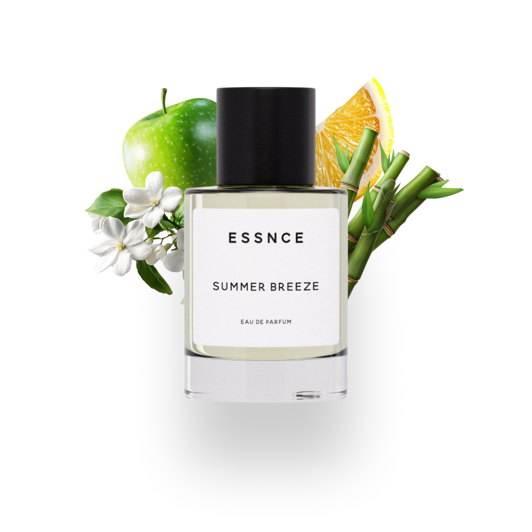 En flaska ESSNCE Summer breeze Eau de Parfum visas med en svart kork och en vit etikett. Bakom flaskan finns ingredienser som äpple, jasmin, citron och bambu.