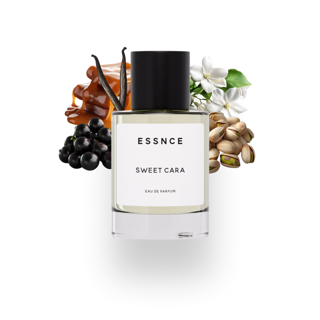 En flaska ESSNCE Sweet cara Eau de Parfum visas med en svart kork och en vit etikett. Bakom flaskan finns ingredienser som karamell, jasmin, pistagenötter, vanilj och svarta vinbär.