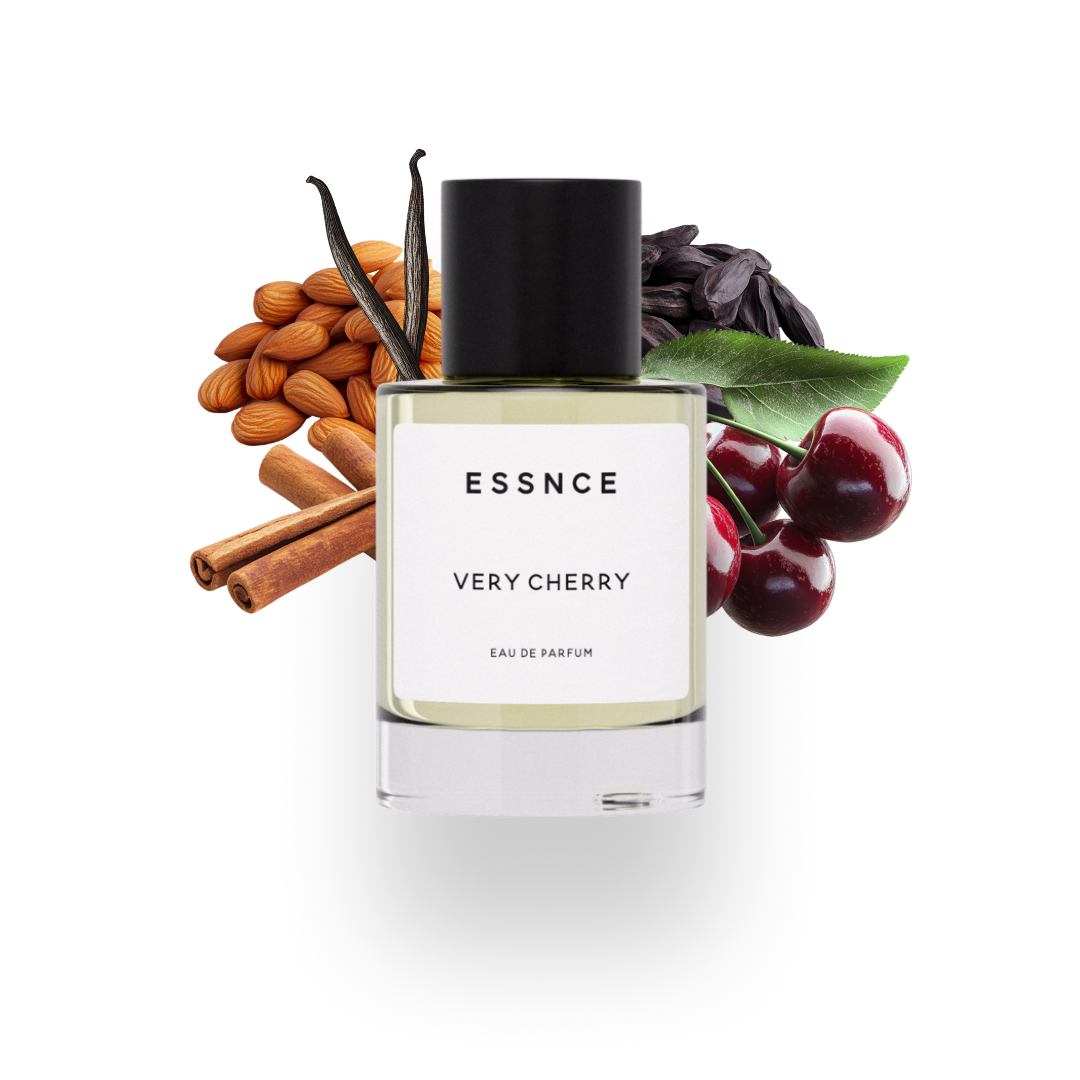 En flaska ESSNCE Very cherry Eau de Parfum visas med en svart kork och en vit etikett. Bakom flaskan finns ingredienser som kanel, mandel, tonkabönor, vanilj och körsbär.