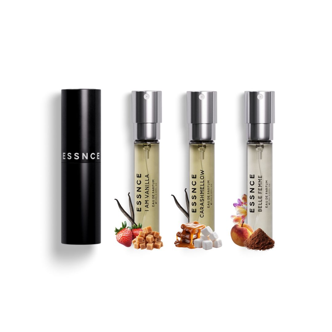 Bestsellers 8 ml parfym kit. Parfymkit med bästsäljare från ESSNCE och ett svart etui. Framför parfymerna är bilder på ingredienser som representerar noterna i dofterna. 